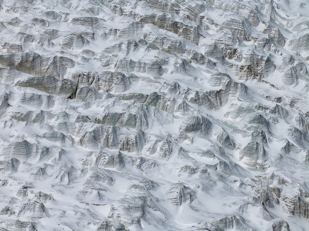 藏色崗日冰川冰塔林（無人機照片，5月11日攝）。新華社記者 姜帆 攝