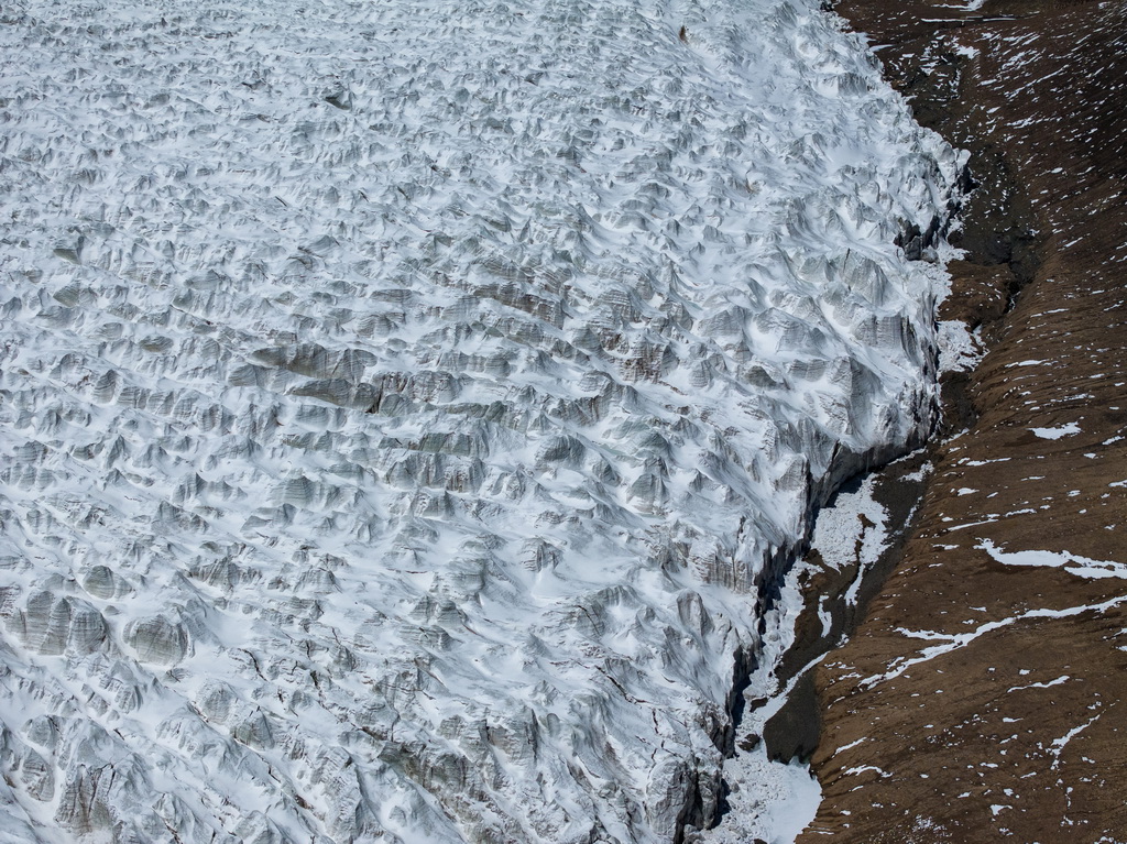 藏色崗日冰川的冰舌（無人機照片，5月11日攝）。新華社記者 姜帆 攝