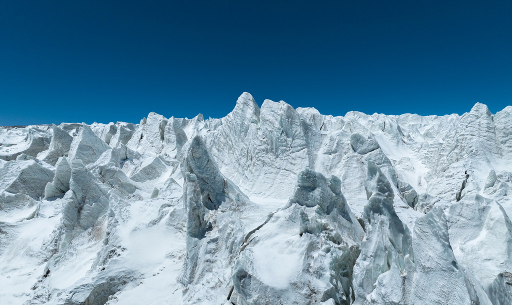 藏色崗日冰川冰塔林（無人機照片，5月11日攝）。新華社記者 丁增尼達 攝