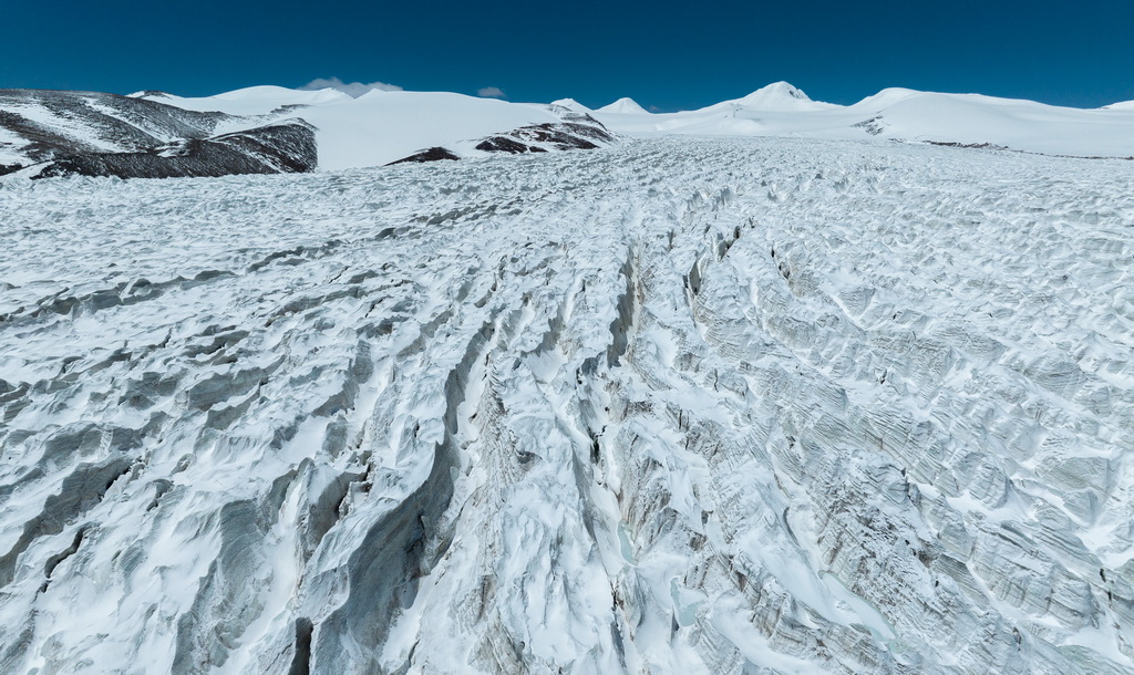 藏色崗日冰川（無人機照片，5月11日攝）。新華社記者 姜帆 攝