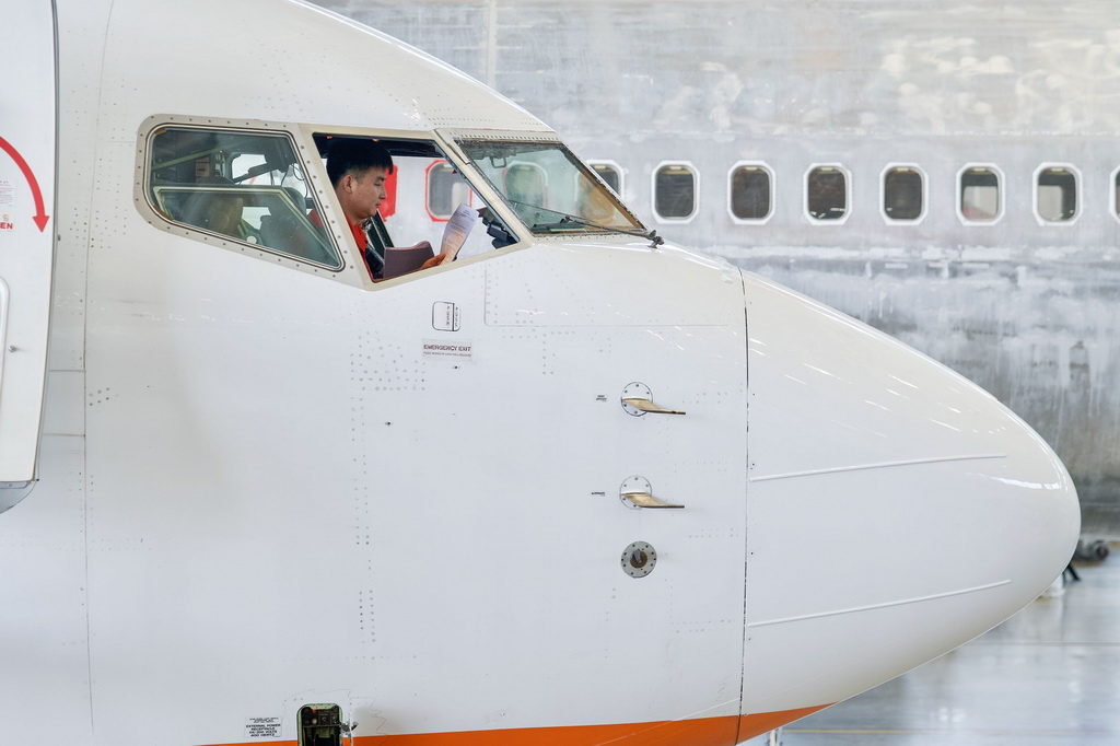 5月13日，海航技術旗下大新華飛機維修服務有限公司的機務維修人員在對進境飛機進行檢修。