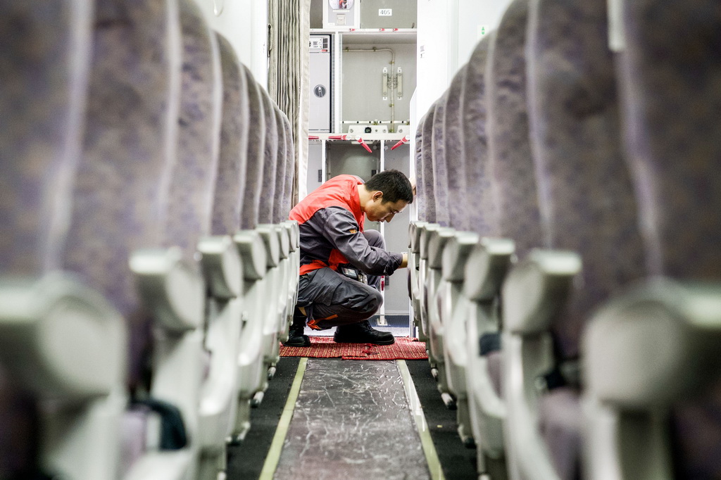 5月13日，海航技術旗下大新華飛機維修服務有限公司的機務維修人員在對進境飛機進行檢修。