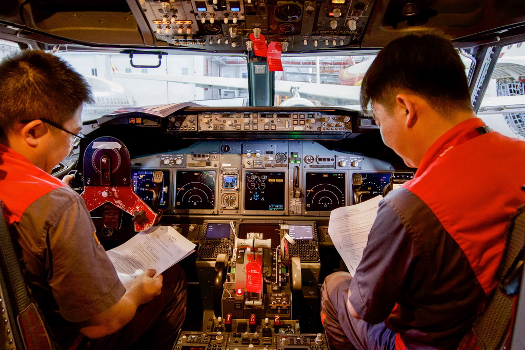 5月13日，海航技術旗下大新華飛機維修服務有限公司的機務維修人員在對進境飛機進行檢修。