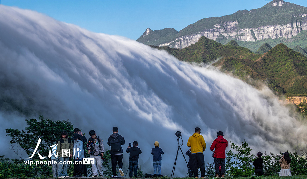 重庆南川：壮美云瀑