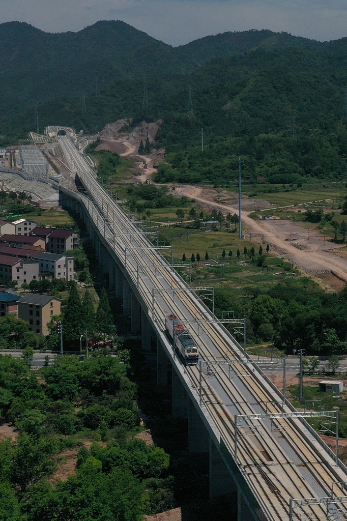 5��14�գ������Ȼ������г���ʻ�ں��¸������վ��������·�ϣ����˻���Ƭ����