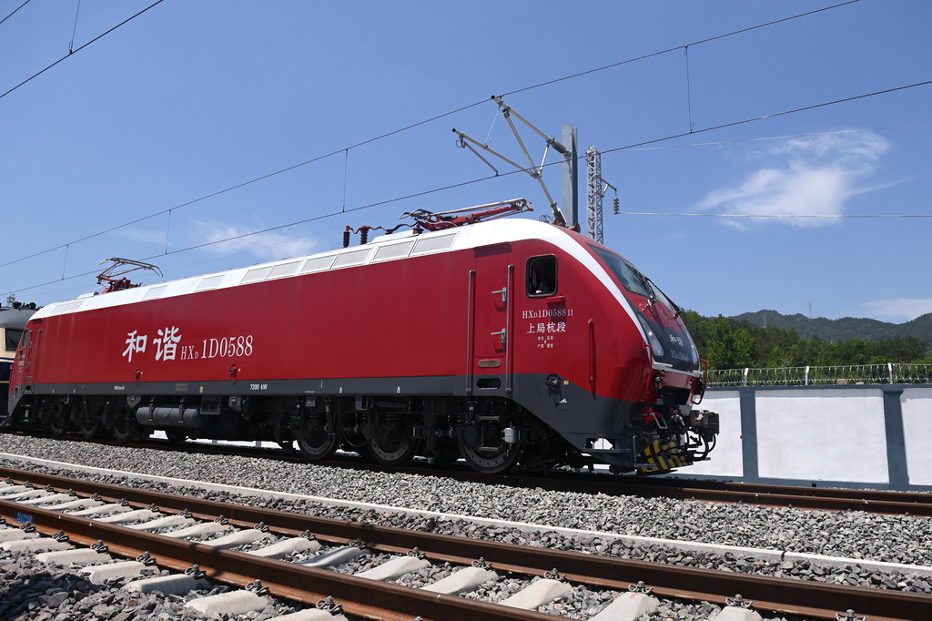  On May 14, the first hot slide test train left Hengdian Station of Hangzhou Wenzhou High speed Railway.