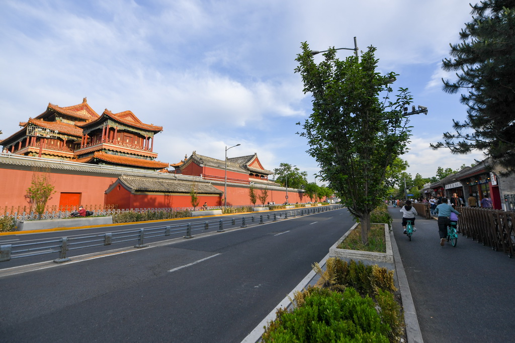 游客在雍和宫大街上骑行（5月1日摄）。新华社记者 鞠焕宗 摄