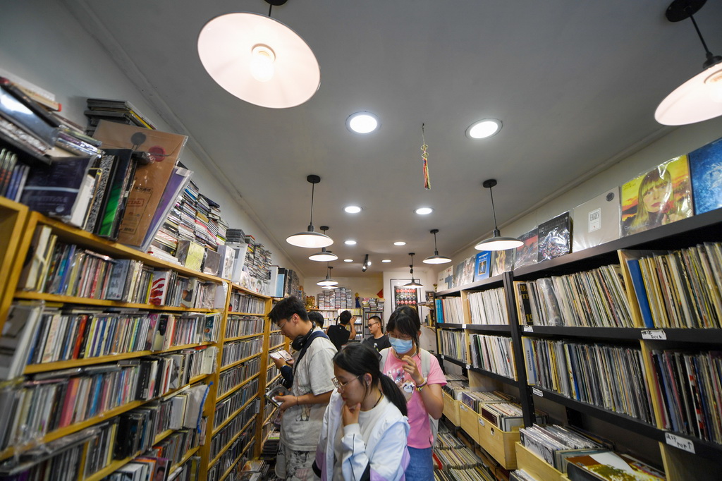 在東四北大街499號內的一處唱片店，顧客選購唱片（5月1日攝）。新華社記者 鞠煥宗 攝