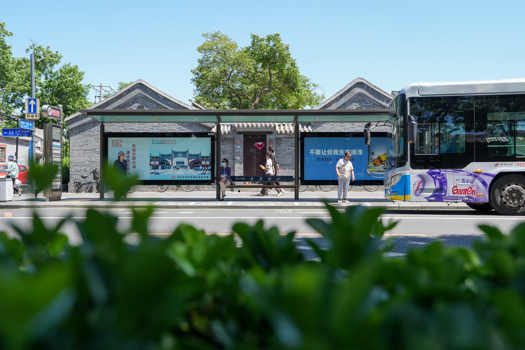 在東四北大街東四十二條公交車站，乘客在新設置的“港灣式”公交站等候公交車（5月11日攝）。新華社記者 鞠煥宗 攝