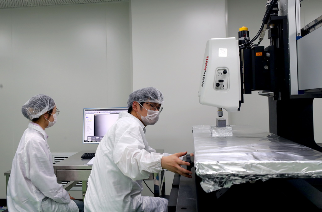 5月14日，科研人員在上海光源光學檢測實驗室內工作。新華社記者 方喆 攝
