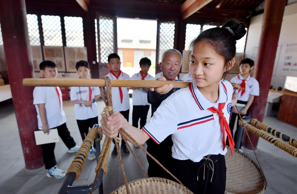  On May 16, students experienced carrying things in Shenzhou Granary Museum.