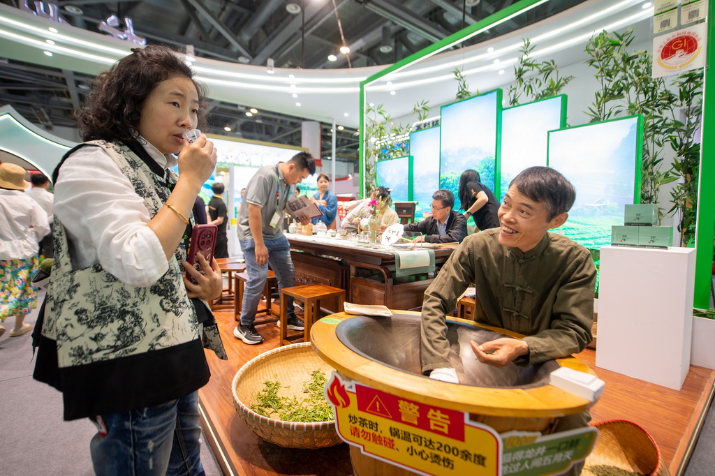 5月17日，觀眾在第六屆中國國際茶葉博覽會上品嘗現場炒制的龍井茶。