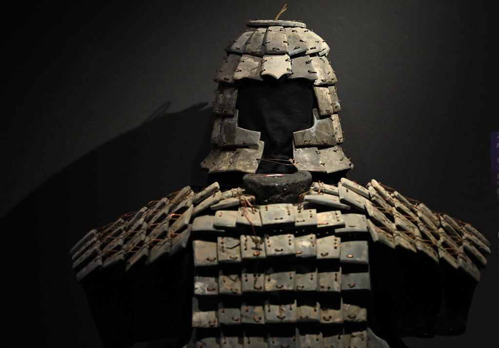 這是在陝西歷史博物館秦漢館展出的秦石鎧甲及石冑（5月6日攝）。
