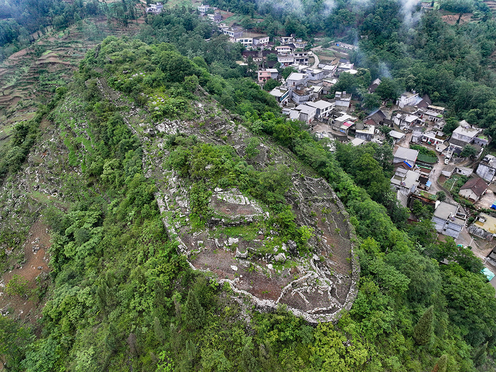 從空中俯瞰坪寨村郊外的“大腳印”遺址（無人機照片，5月17日攝）。