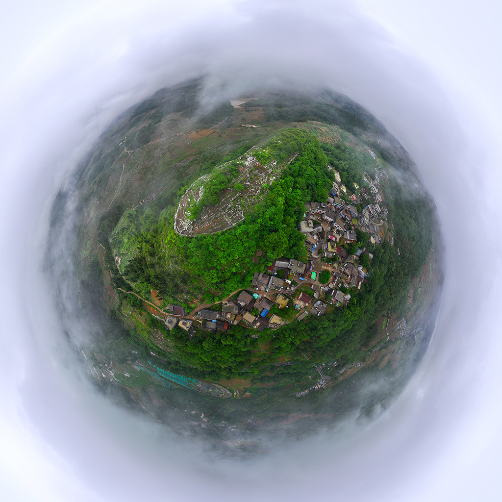 從空中俯瞰坪寨村郊外的“大腳印”遺址（無人機全景照片，5月17日攝）。