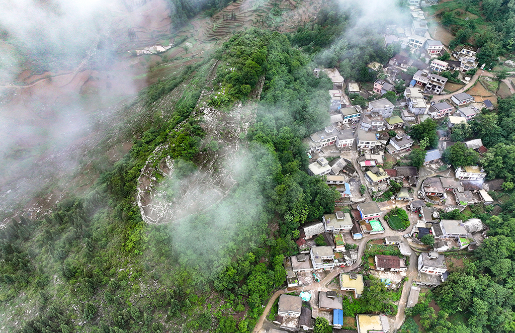 從空中俯瞰坪寨村郊外的“大腳印”遺址（無人機照片，5月17日攝）。