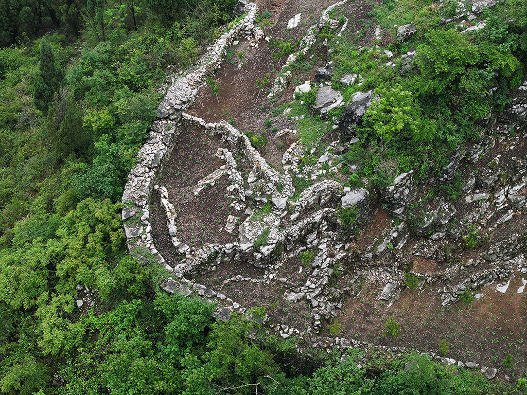坪寨村郊外的“大腳印”城牆遺址（無人機照片，5月17日攝）。