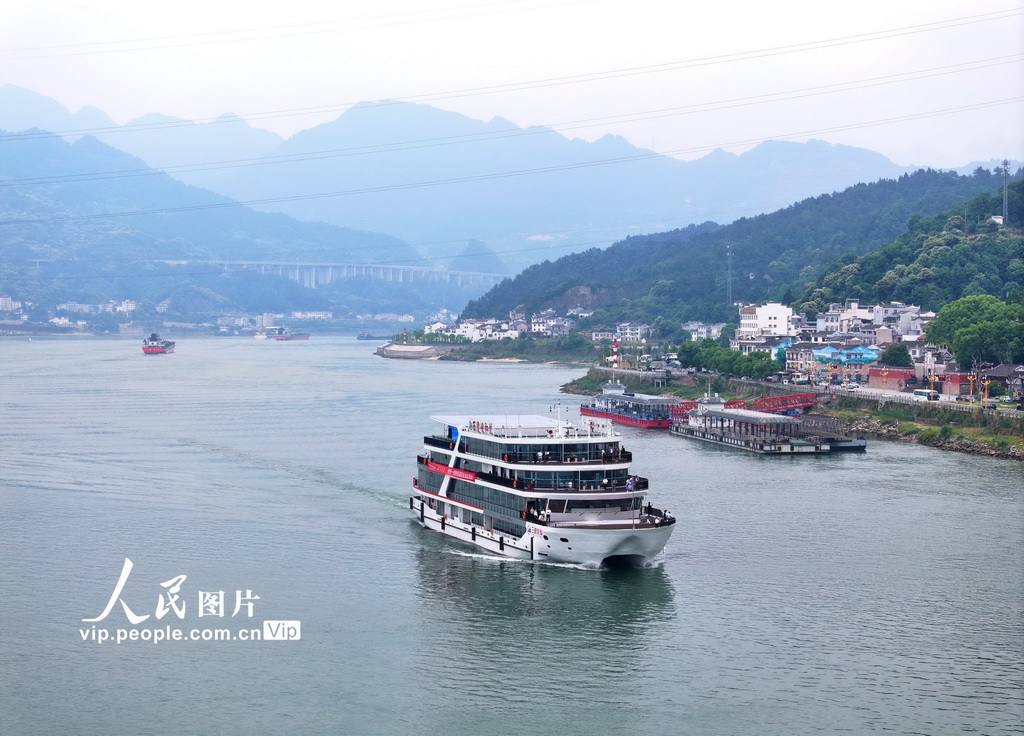  Yichang, Hubei: The second generation new energy smart cruise ship of the Three Gorges successfully launched