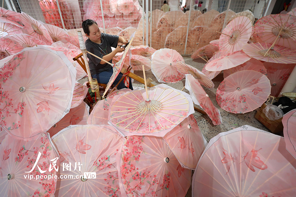  Hengyang, Hunan: "Intangible Cultural Heritage" Oil Paper Umbrella Supports the Road to Increase Revenue