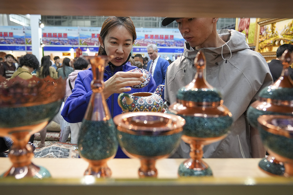 5月19日，在第八屆中俄博覽會現場，參會者在伊朗展區了解工藝品。