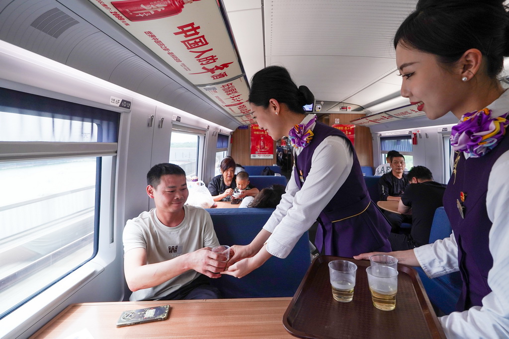 5月20日，南京客运段工作人员在G2807次高铁列车车厢内请旅客品茶。
