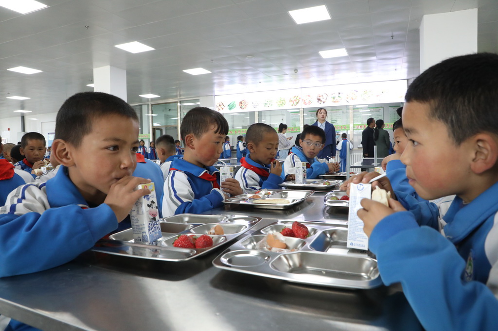 5月20日，在甘肅省甘南藏族自治州合作市第五小學食堂，學生在吃營養早餐。