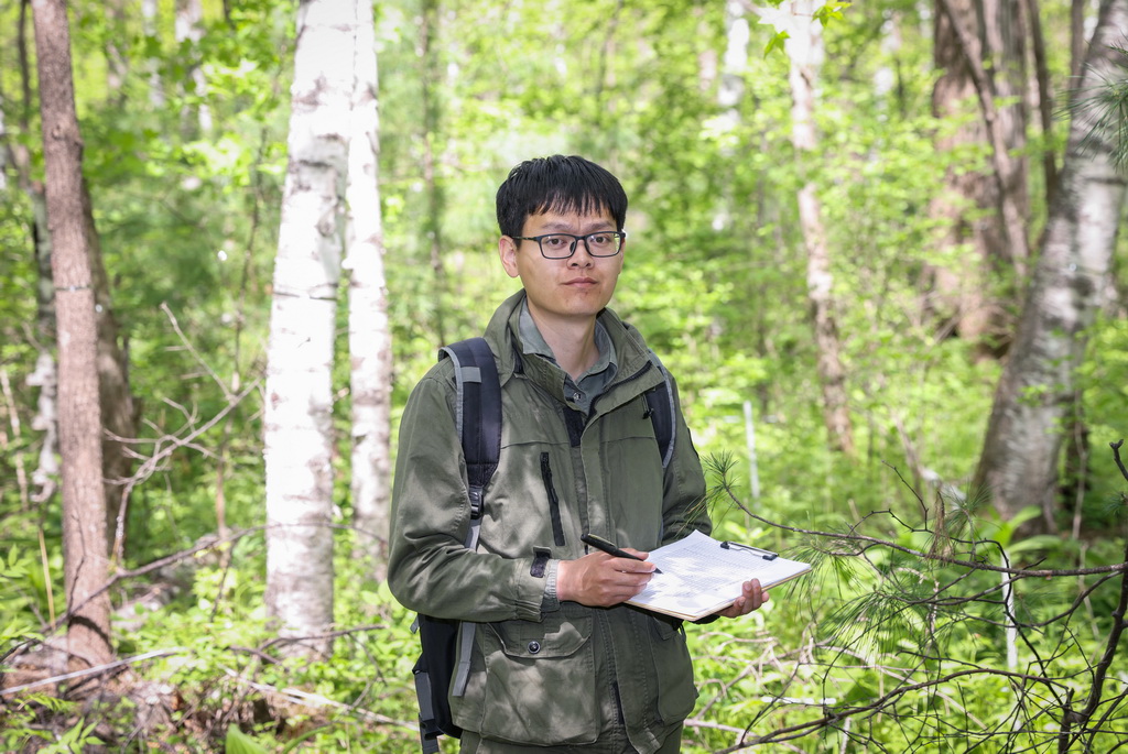 賈翔在長白山國家級自然保護區內的植物固定監測樣地調查（5月9日攝）。新華社記者 呂帥 攝