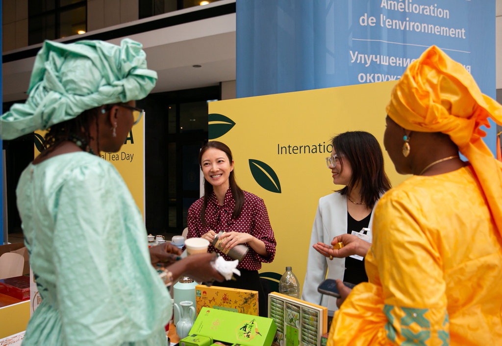 5月21日，在位於意大利羅馬的聯合國糧農組織總部，來自塞內加爾的參會者品嘗、了解中國茶。
