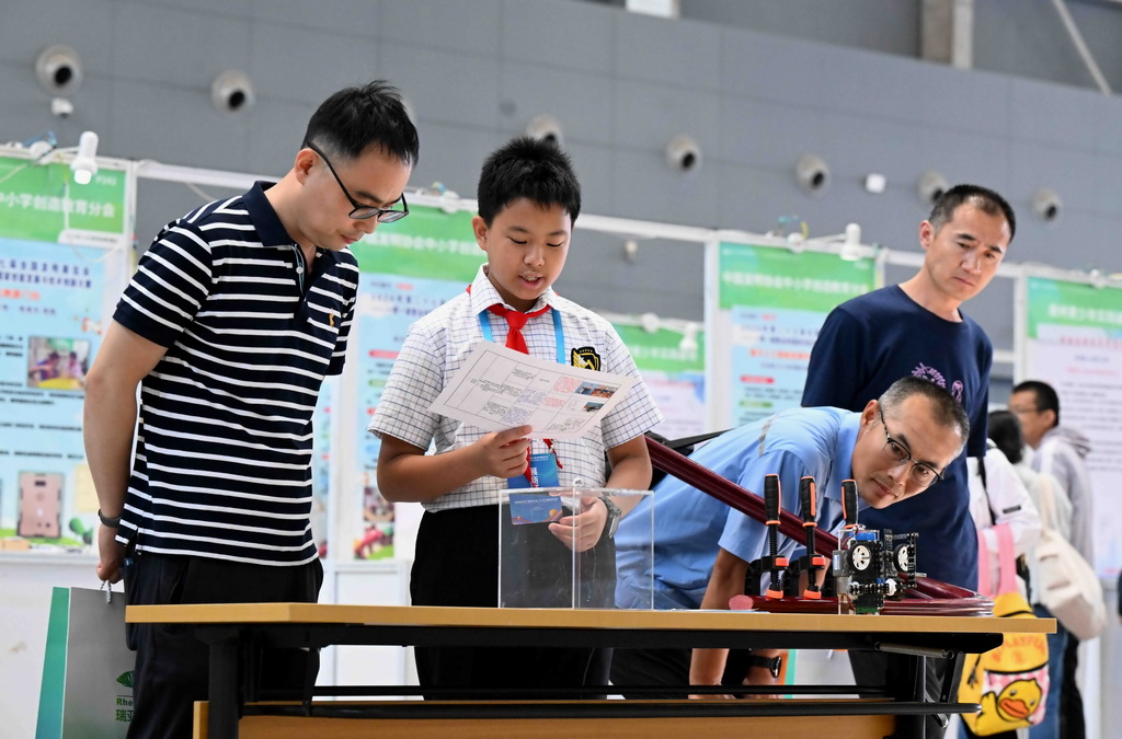  On May 22, at the 27th National Invention Exhibition, a child (second from the left) introduced his invention. Xinhua News Agency (photographed by Chen Qibao)