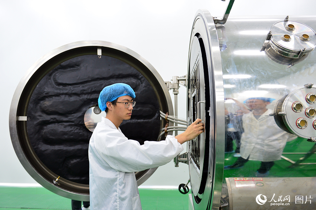 5月22日，山東省日照市東港區天勰力(山東）衛星技術有限公司，工人正在衛星測試設備前忙碌。