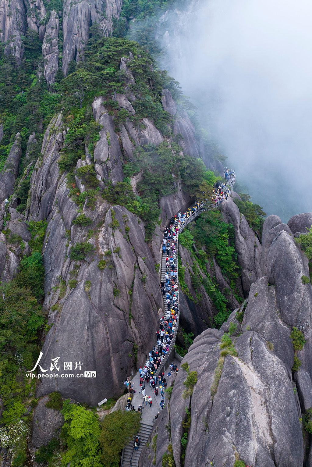  Anhui: Huangshan is full of tourists [7]