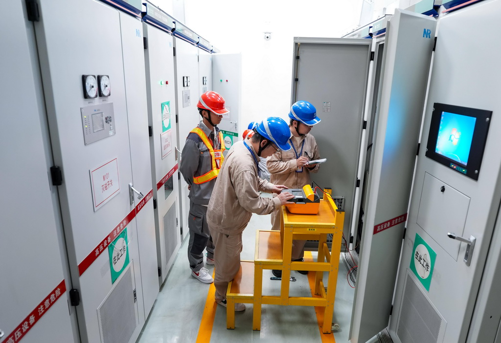 5月25日，國網安徽電力檢修人員對古泉換流站調相機設備進行檢修、維護。 