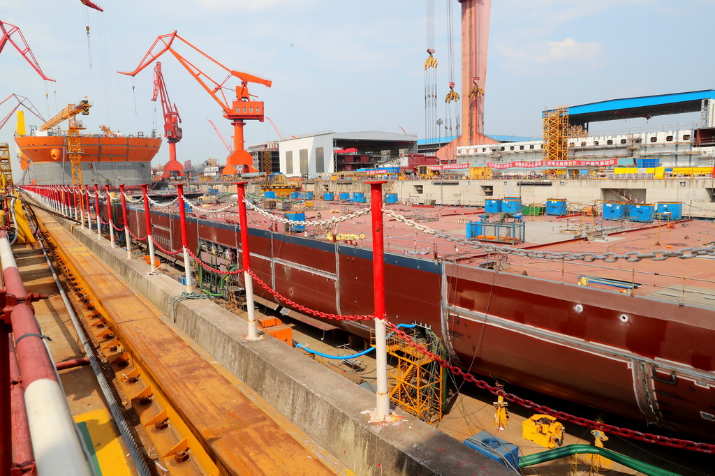这是5月26日在上海浦东新区上海外高桥造船有限公司2号船坞拍摄的第二艘国产大型邮轮建造现场。