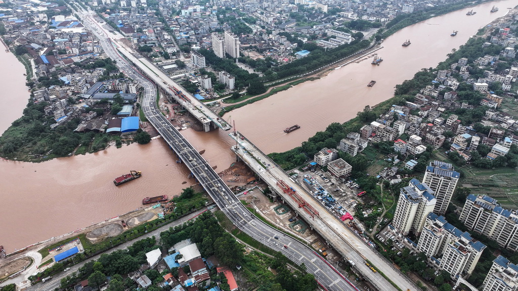 正在拆除中的钦州市钦江三桥（5月26日摄，无人机照片）。