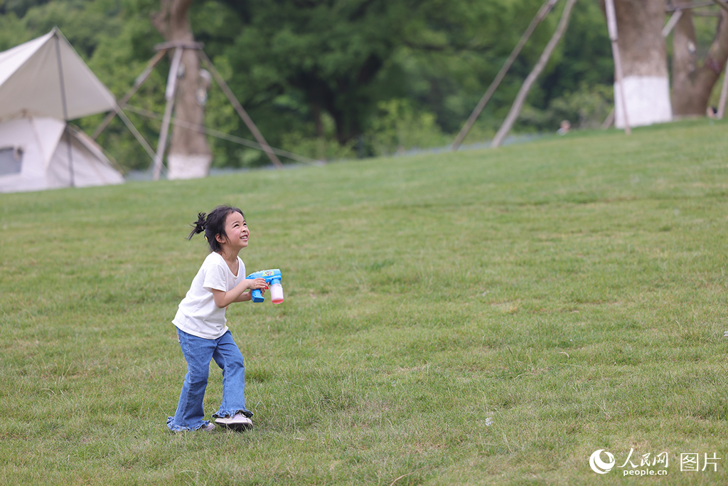 ��ɽ���������������Ȱ�Ȫ�����ֹ���԰�ڣ�С�����ڿ�����ˣ��