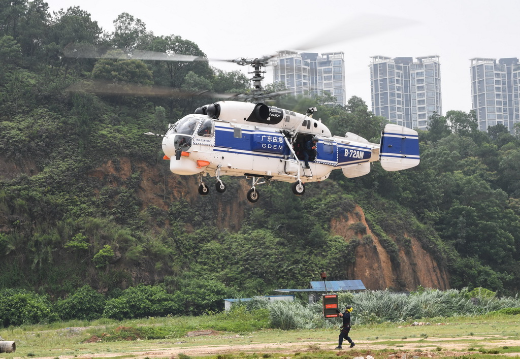 5月28日，直升机进行物资投放演练。