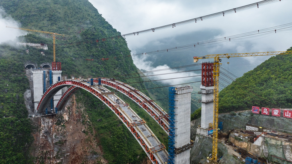 这是5月28日拍摄的建设中的纳晴高速乌蒙山大桥（无人机照片）。新华社记者 陶亮 摄