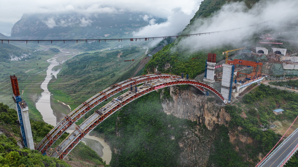 這是5月28日拍攝的建設中的納晴高速烏蒙山大橋（無人機照片）。新華社記者 陶亮 攝