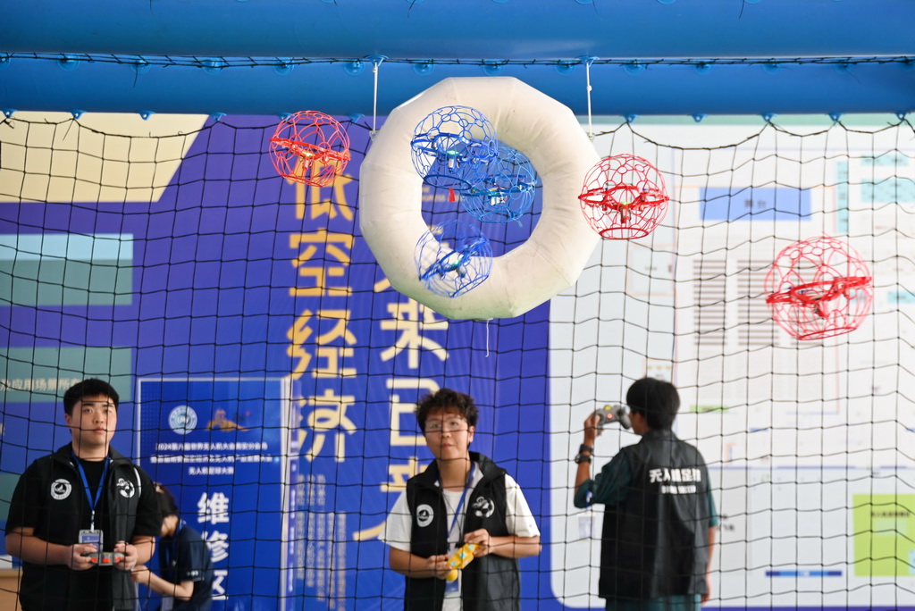 5月29日在大會現場拍攝的無人機足球賽表演。