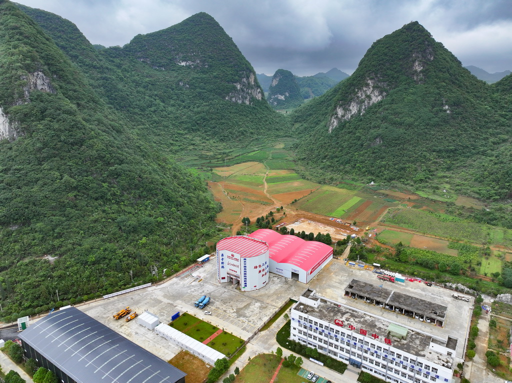 在貴州省紫雲縣，一處黃百鐵路拌和站在生產建設所需混凝土（5月29日攝，無人機照片）。