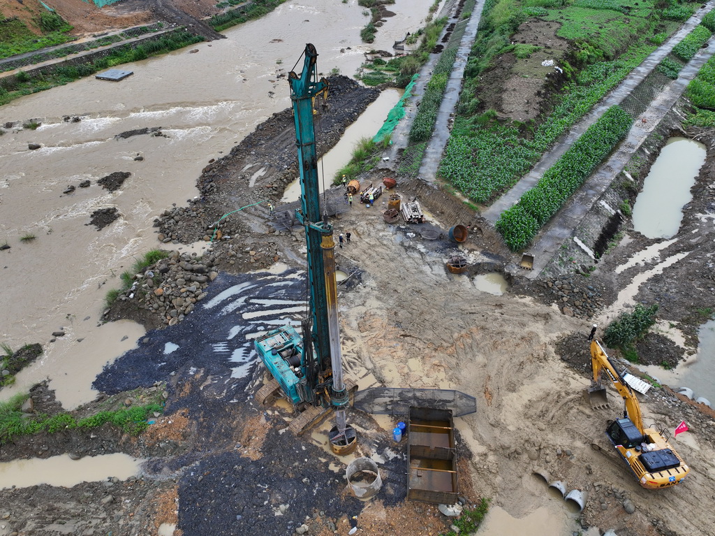 在貴州省望謨縣，中鐵五局的建設者在黃百鐵路望謨河特大橋進行樁基施工（5月30日攝，無人機照片）。