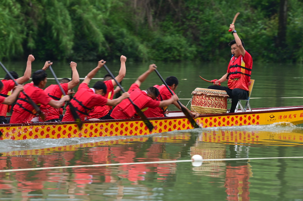 5月29日，在酉阳县龙潭镇，龙舟队在水面角逐。