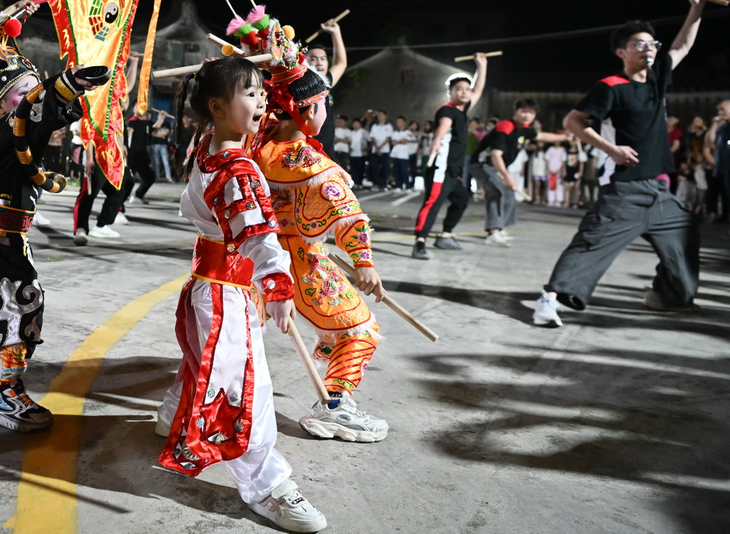 5月29日，在汕頭市貴嶼鎮玉窖村的英歌隊排練現場，庄恩琪（前）在跳英歌舞。