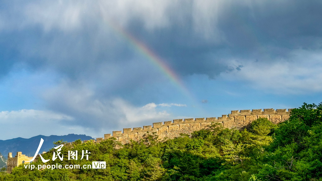 雨后初晴 金山岭长城现彩虹景观