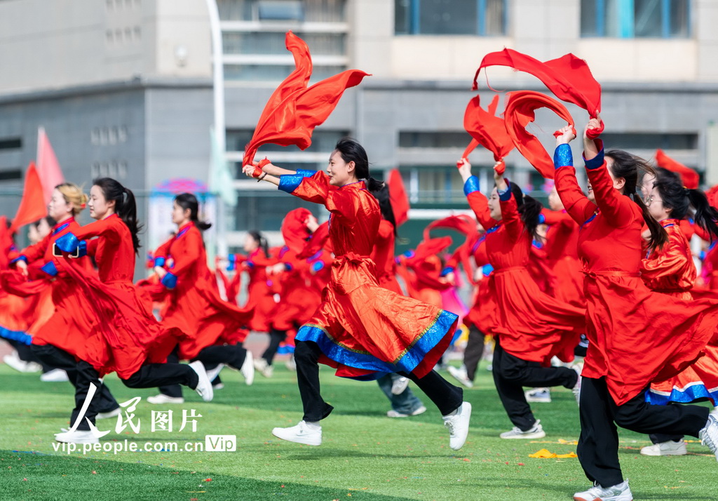 5月30日，呼和浩特民族學院的學生在那達慕文化節開幕式上表演安代舞。