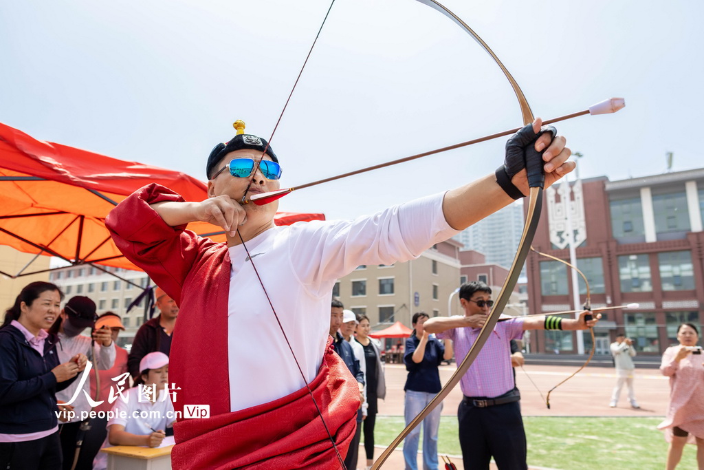 5月30日，呼和浩特民族學院的教師在那達慕文化節上參加射箭比賽。