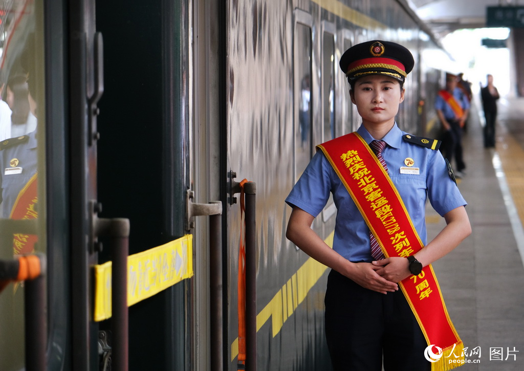 5月30日，北京至丹東K27/28次列車迎來了開行70周年乘務人員在立崗迎接旅客乘車。