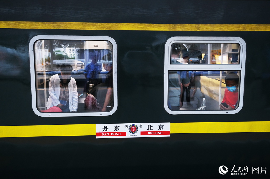 5月30日，北京至丹東K27/28次列車迎來了開行70周年途經天津站旅客正在有序乘車。
