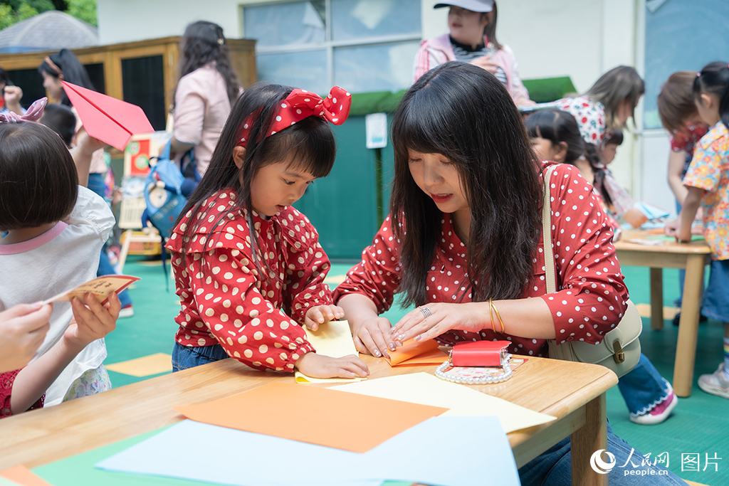 5月31日，貴州貴陽觀山湖區第三十一幼兒園組織全體幼兒及家長，舉辦“六一親子游園會”活動。人民網 陽茜攝