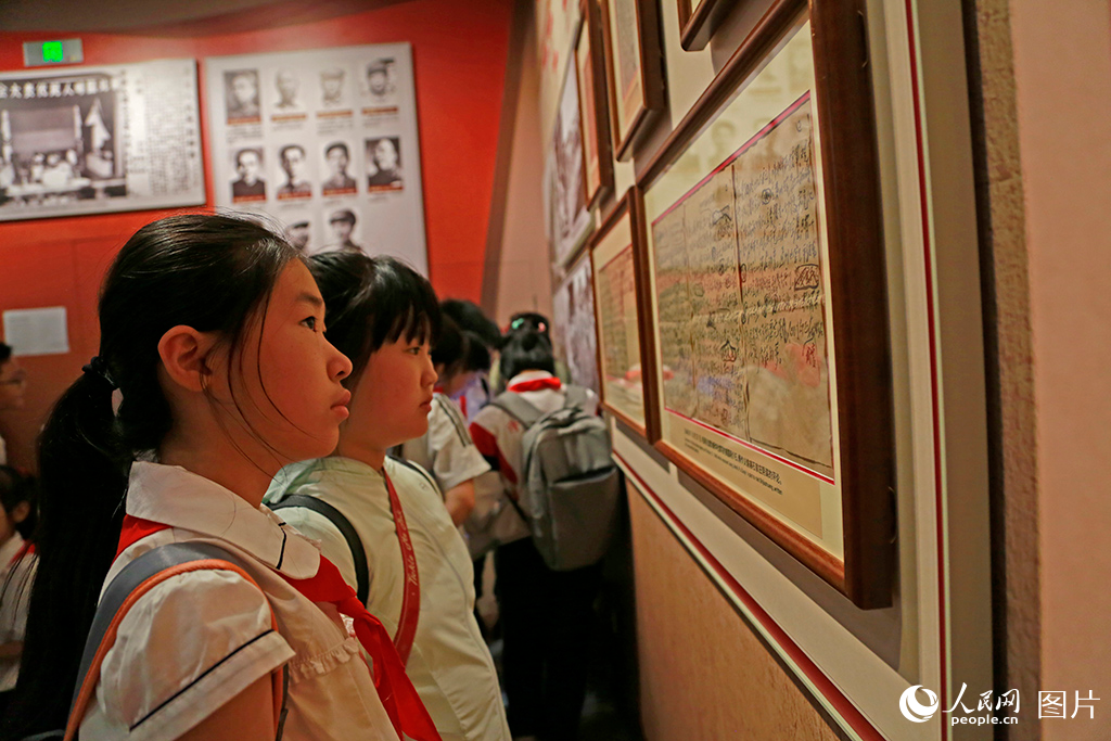 5月31日，眾多小學生走進平津戰役紀念館，追尋紅色記憶，厚植愛國情懷。人民網記者 崔新耀攝